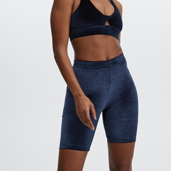Fabletics Women's High Waisted Velour Bike Short 9" Blue Size Medium/8 wk1 - Picture 1 of 5